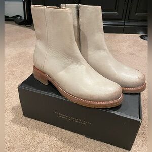 Frye Leather Ankle Boots Bone Off White • Size 8.5 Narrow Fit • Side Zip
